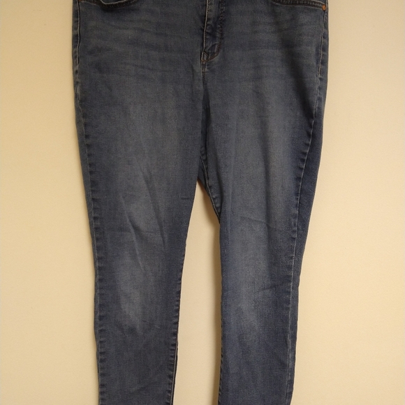 Slimming Gloria Vanderbilt Stretch Jeans - Picture 9 of 15